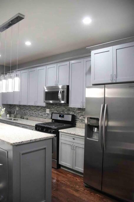 Apartment Upscale Westside Of Chicago
