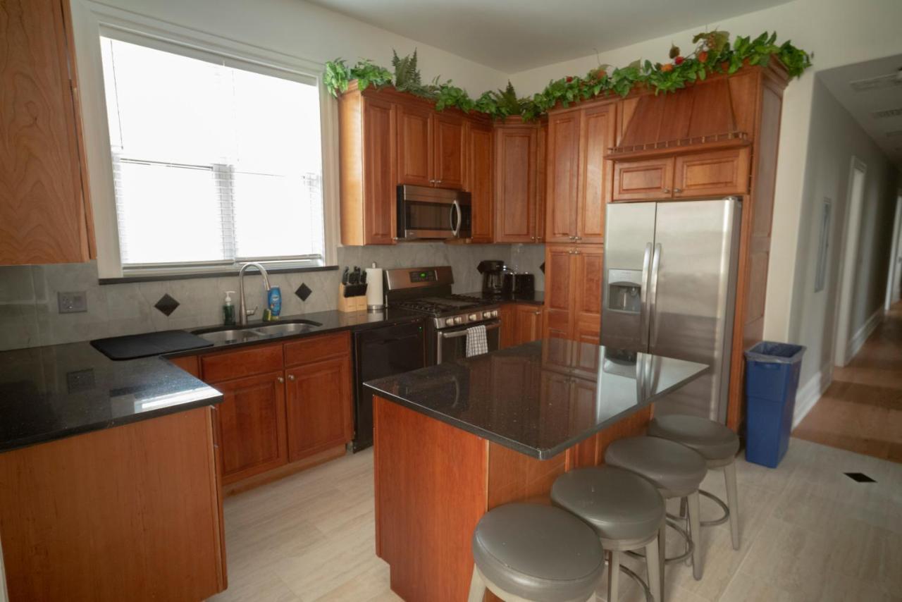 Apartment City Sleeps 10-20 Free Tv & Parking