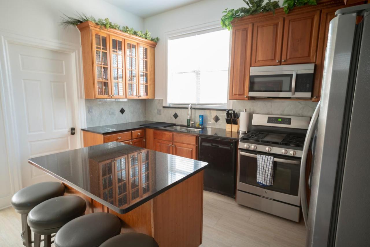 City Sleeps 10-20 Free Tv & Parking Apartment