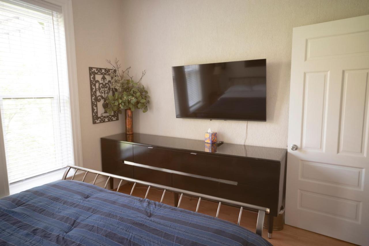 City Sleeps 10-20 Free Tv & Parking Apartment