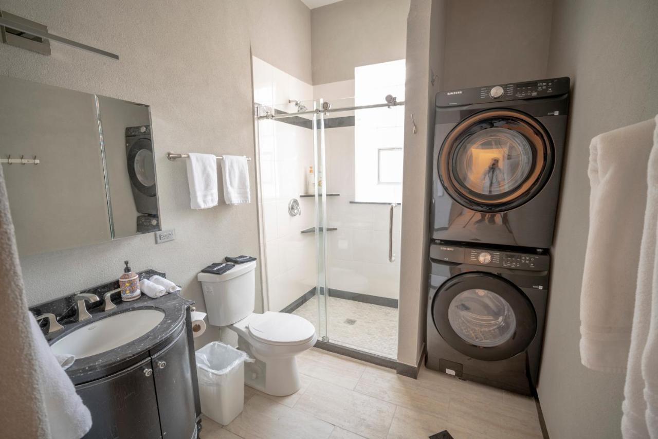 City Sleeps 10-20 Free Tv & Parking Apartment *