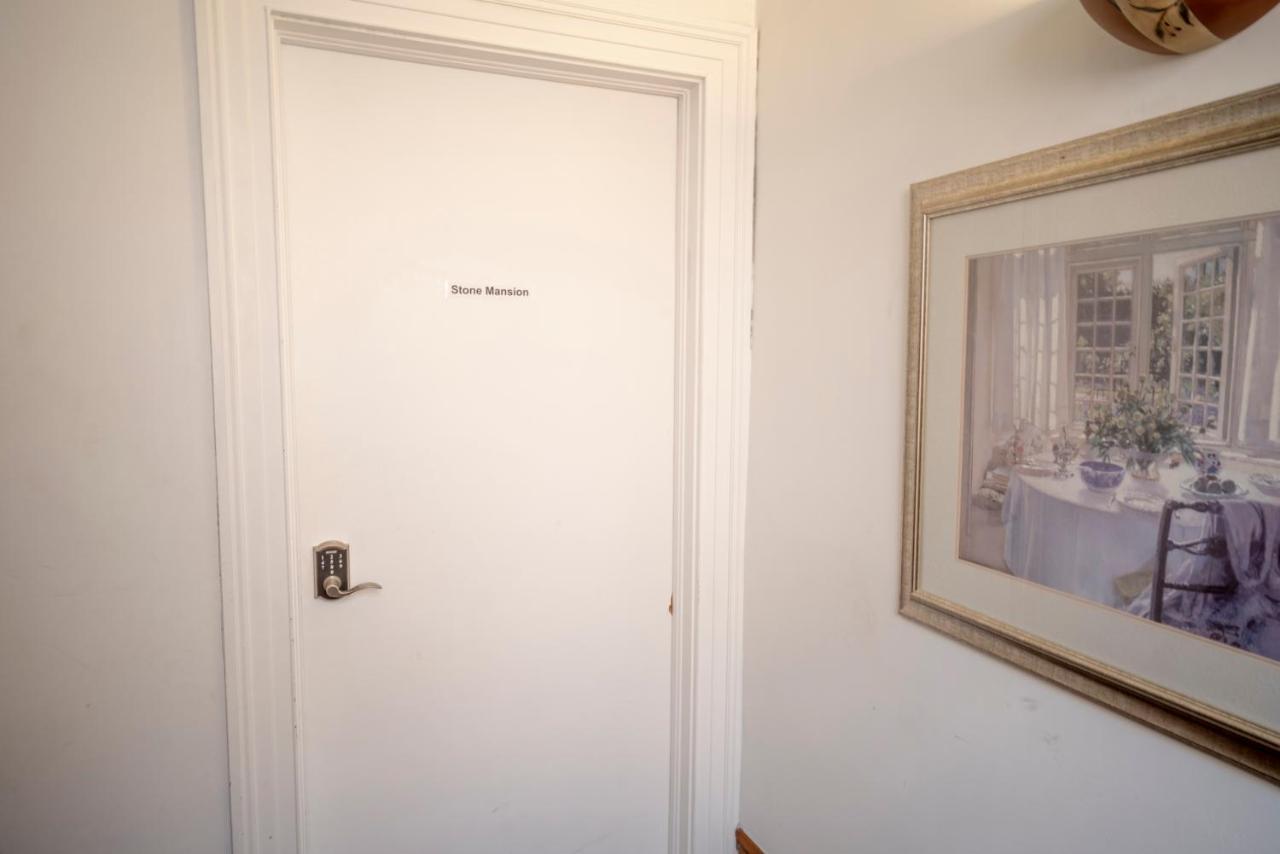 Stone Mansion Sleeps 10-20 Free Tv & Parking Apartment Chicago