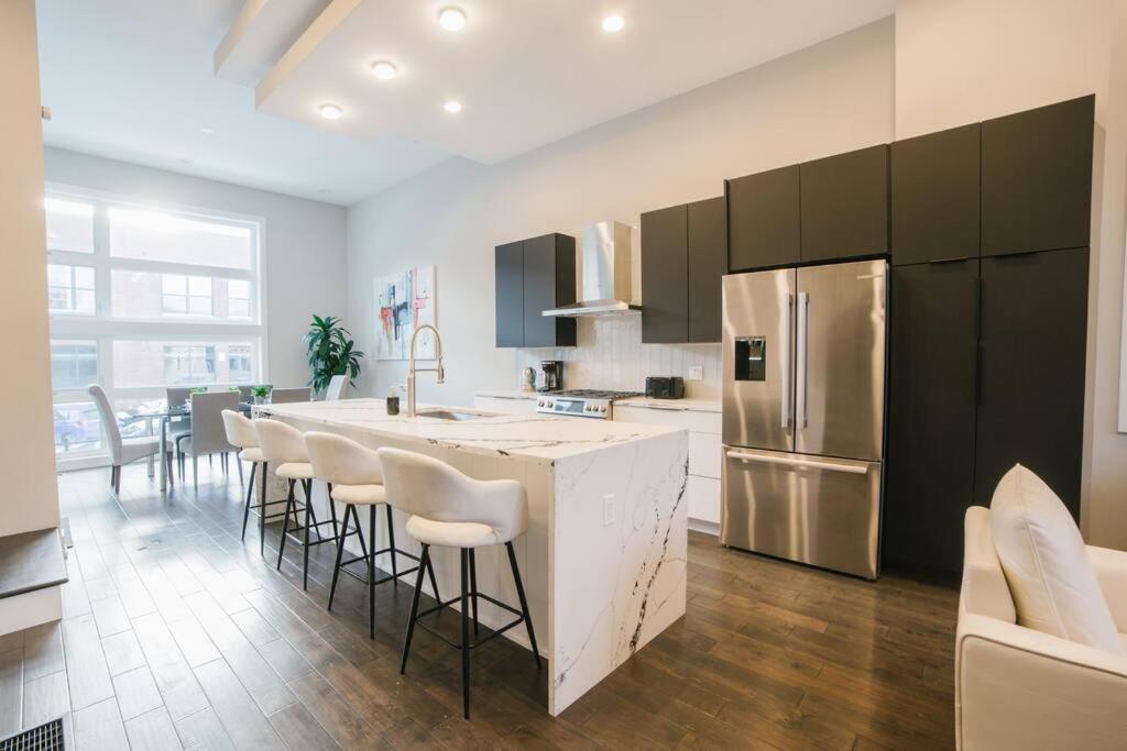 Magnificent New W/8 Beds & Free Parking Chicago