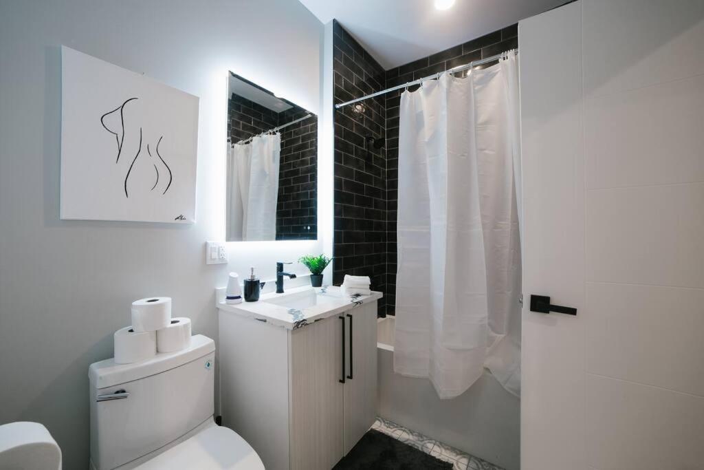 Magnificent New W/8 Beds & Free Parking Chicago
