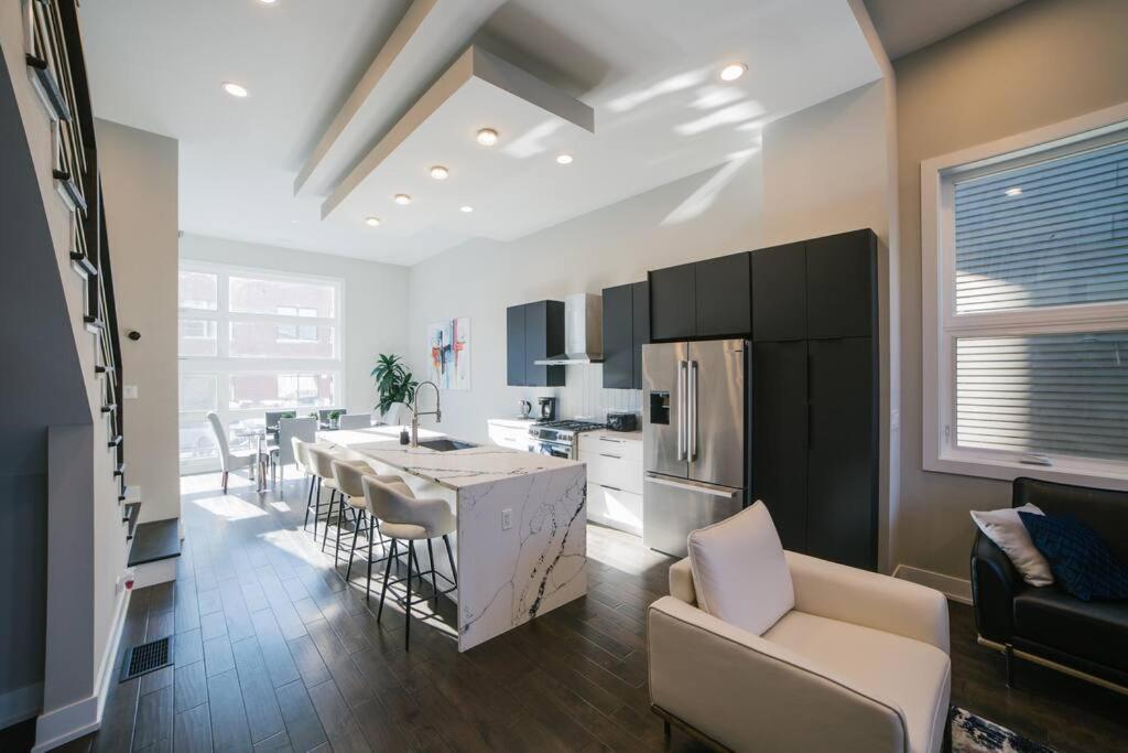 Magnificent New W/8 Beds & Free Parking * Chicago