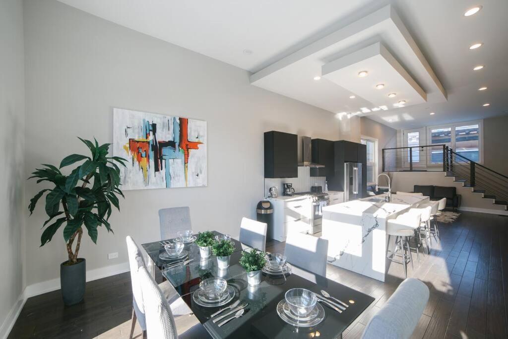 Magnificent New W/8 Beds & Free Parking Chicago