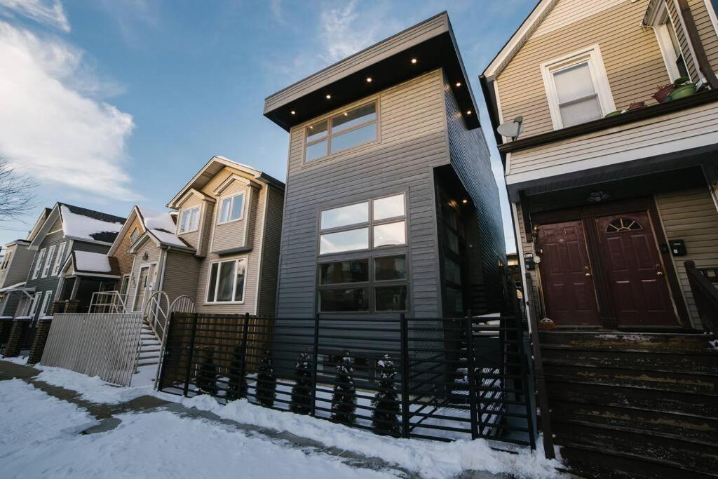 Magnificent New W/8 Beds & Free Parking Chicago