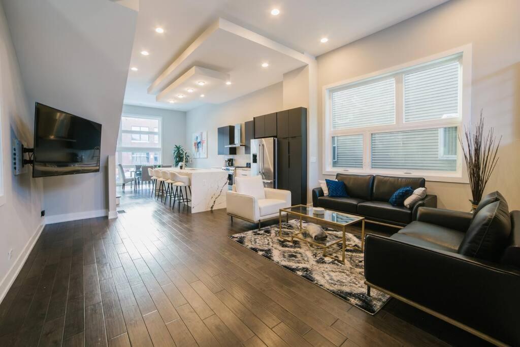 Magnificent New W/8 Beds & Free Parking * Chicago