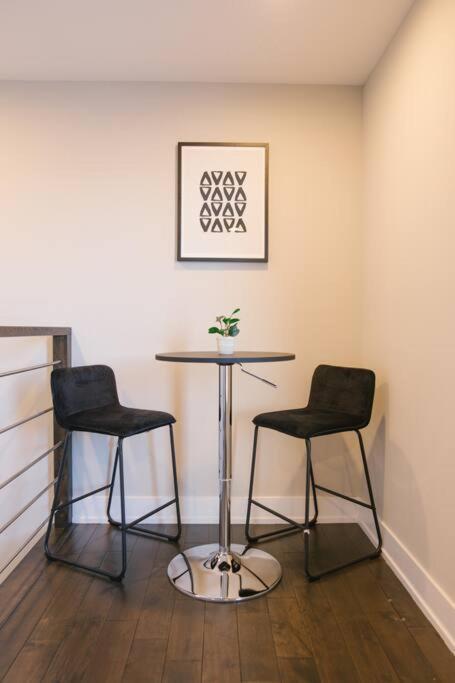 Magnificent New W/8 Beds & Free Parking Chicago