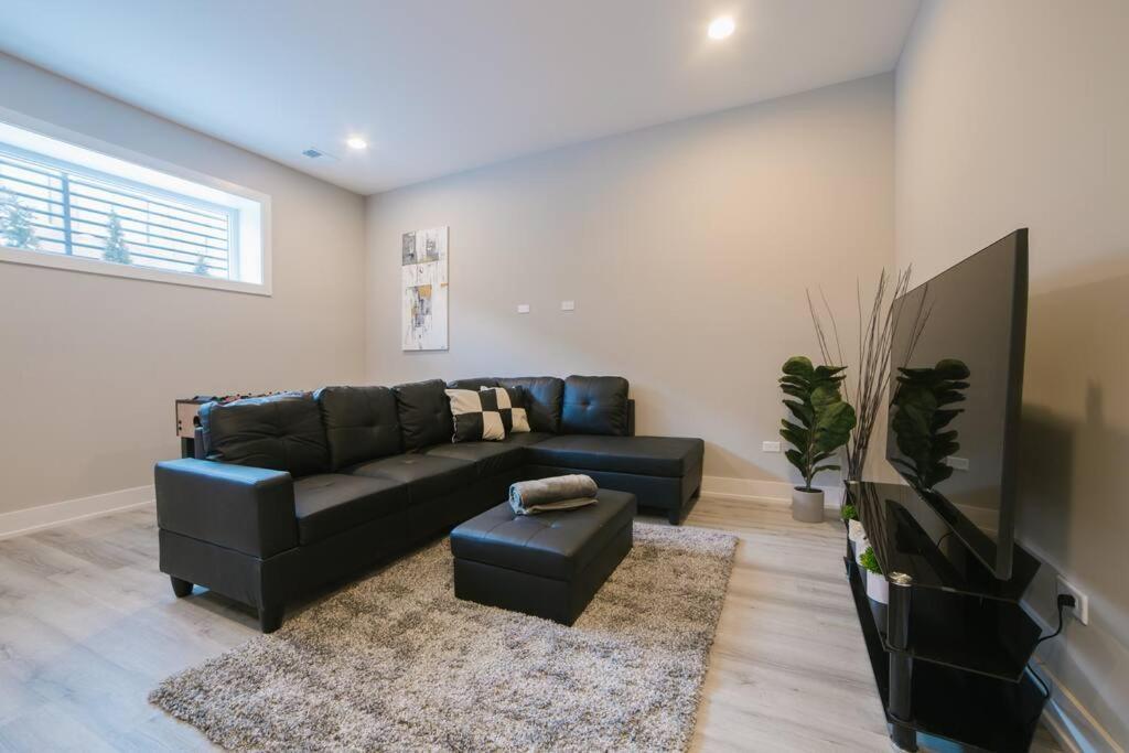 Magnificent New W/8 Beds & Free Parking