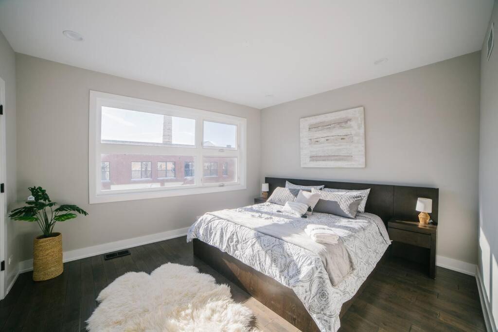 Magnificent New W/8 Beds & Free Parking Chicago