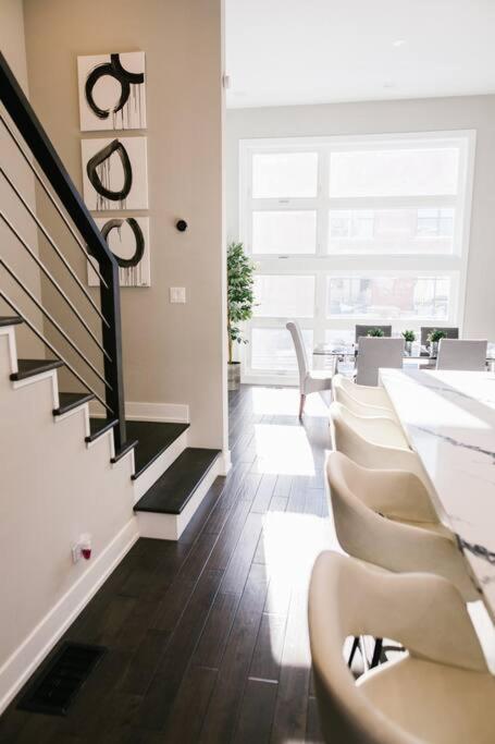 Magnificent New W/8 Beds & Free Parking * Chicago
