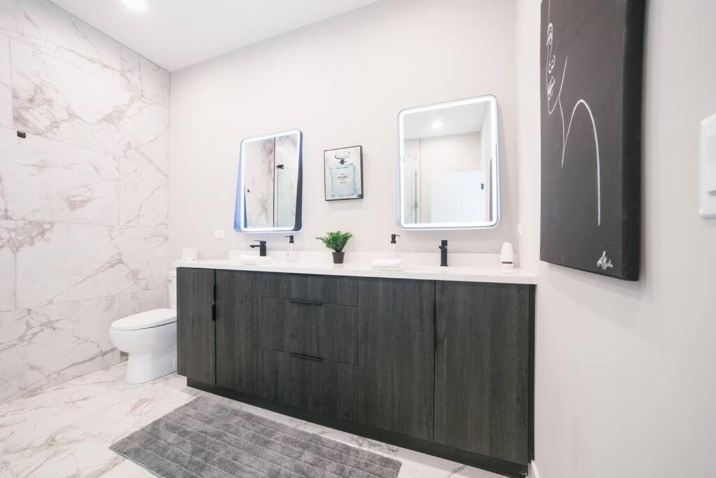Magnificent New W/8 Beds & Free Parking Chicago