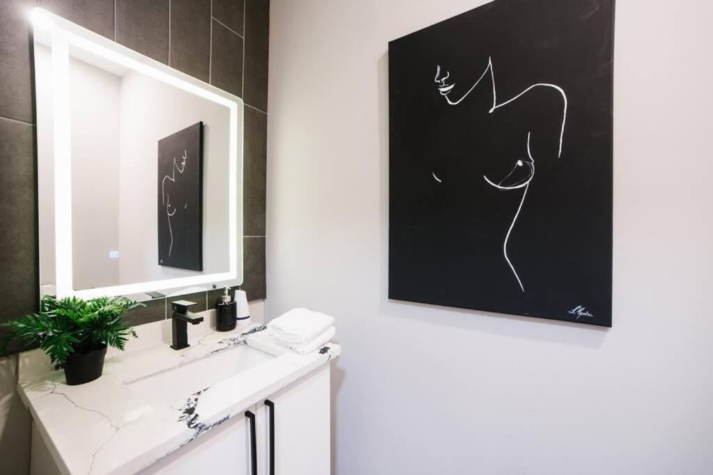 Magnificent New W/8 Beds & Free Parking Chicago