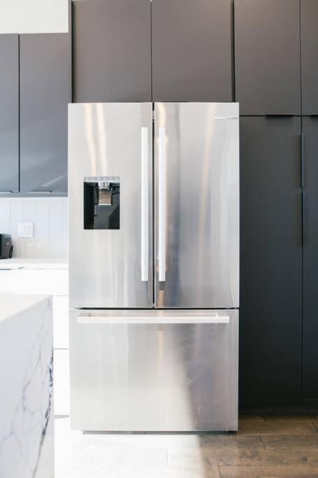 Magnificent New W/8 Beds & Free Parking Chicago
