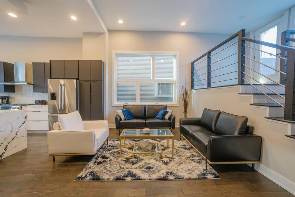 Magnificent New W/8 Beds & Free Parking Chicago