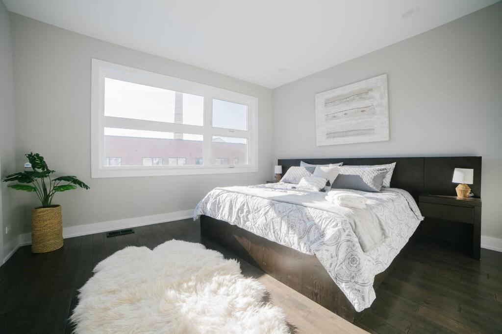 Magnificent New W/8 Beds & Free Parking