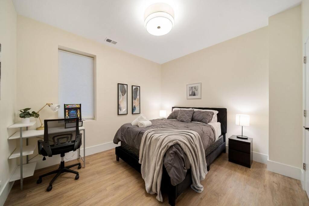 Apartment Stunning 2br/2ba W/ Balcony By United Center *