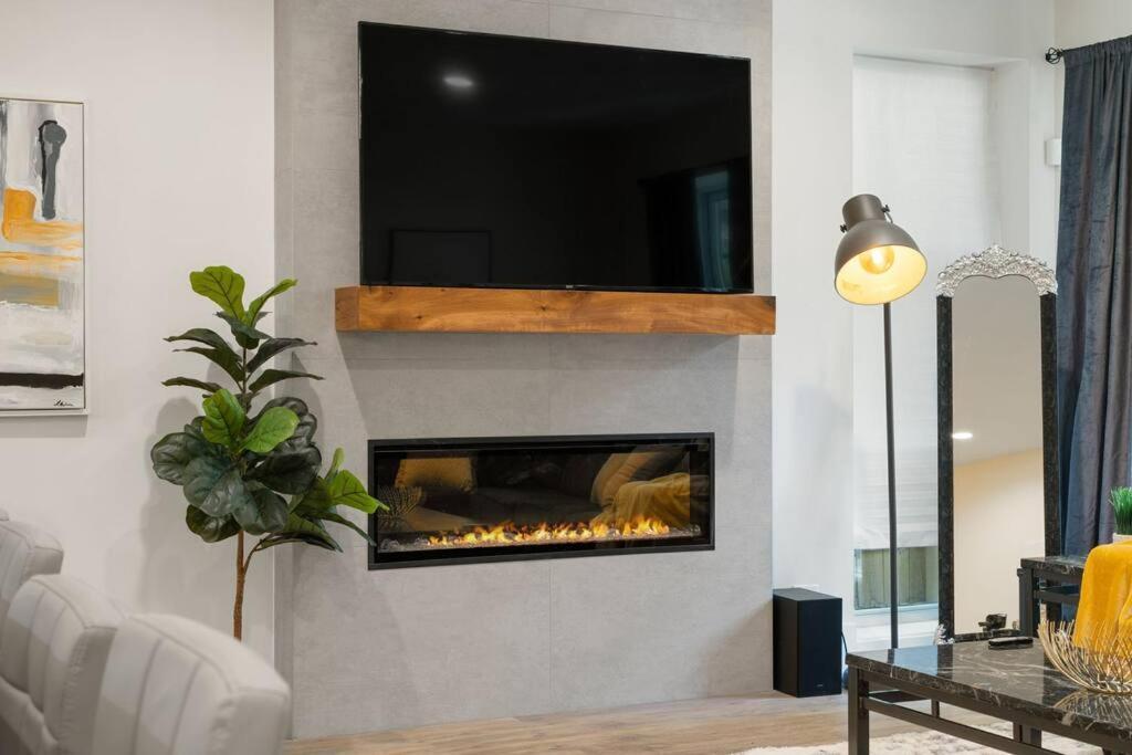 Stunning 2br/2ba W/ Balcony By United Center Apartment *