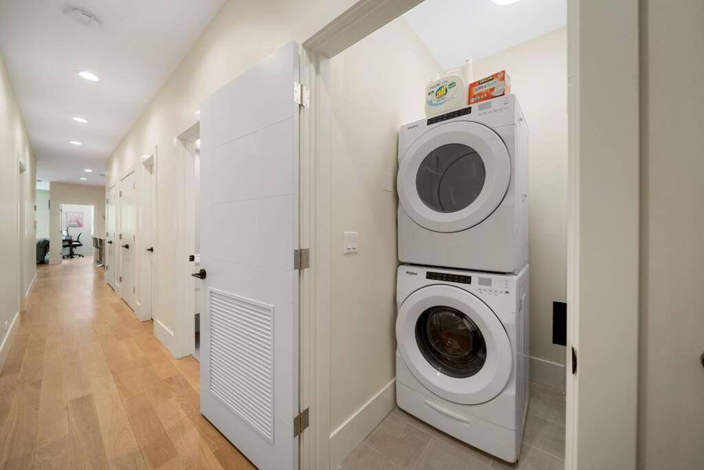 Modern Lux: Brand New 3br By Uc In Apartment