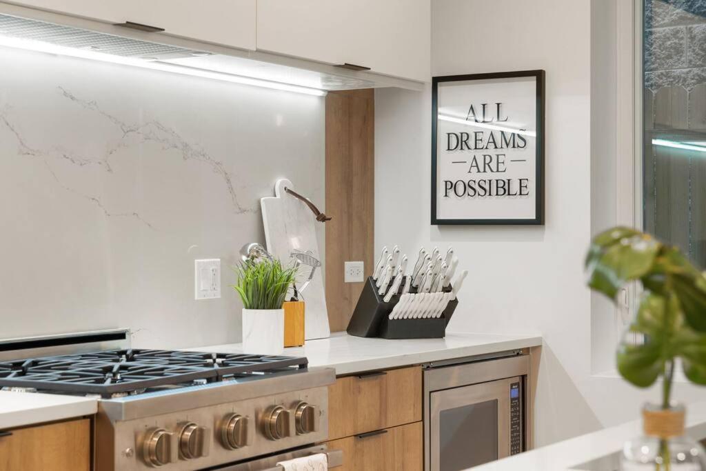 Stunning 2br/2ba W/ Balcony By United Center * Chicago