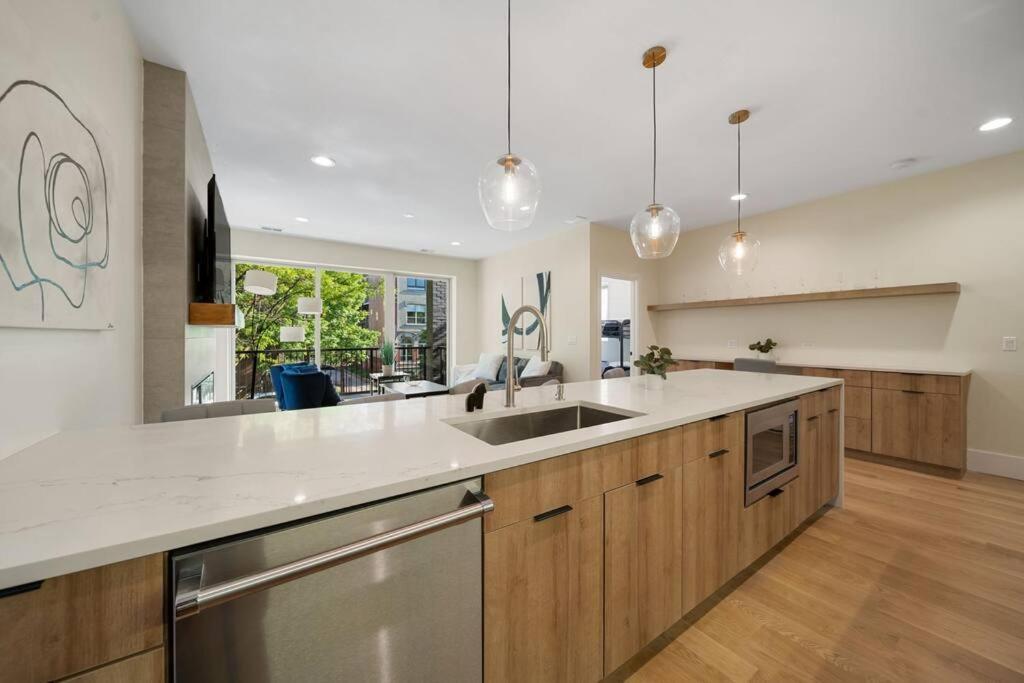 Apartment Modern Lux: Brand New 3br By Uc In *
