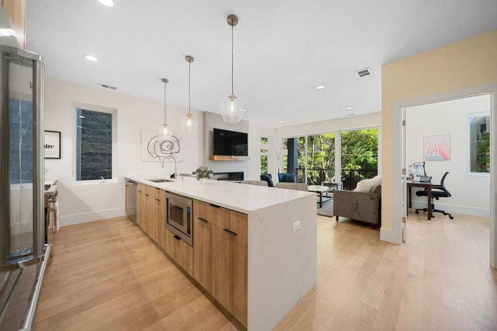 Apartment Modern Lux: Brand New 3br By Uc In Chicago