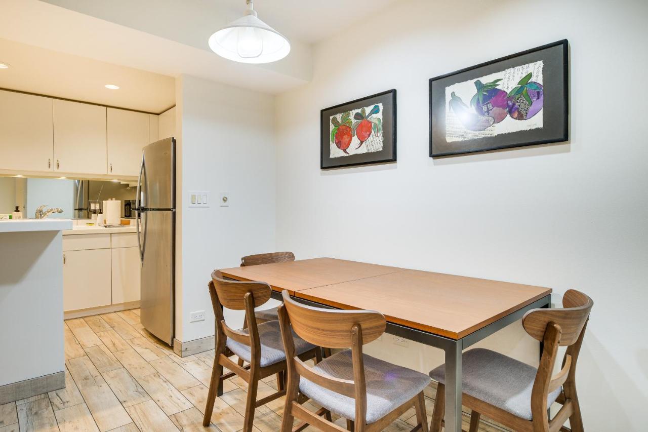 Lincoln Park Walk To Beach, Shops And Dining! *