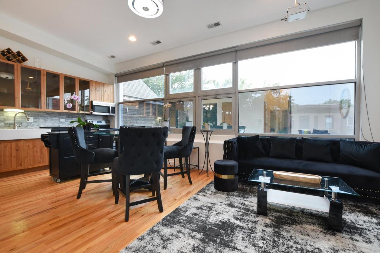 Cozy, Bright And A Great Location! Apartment Chicago