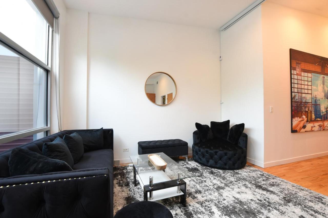 Cozy, Bright And A Great Location! * Chicago