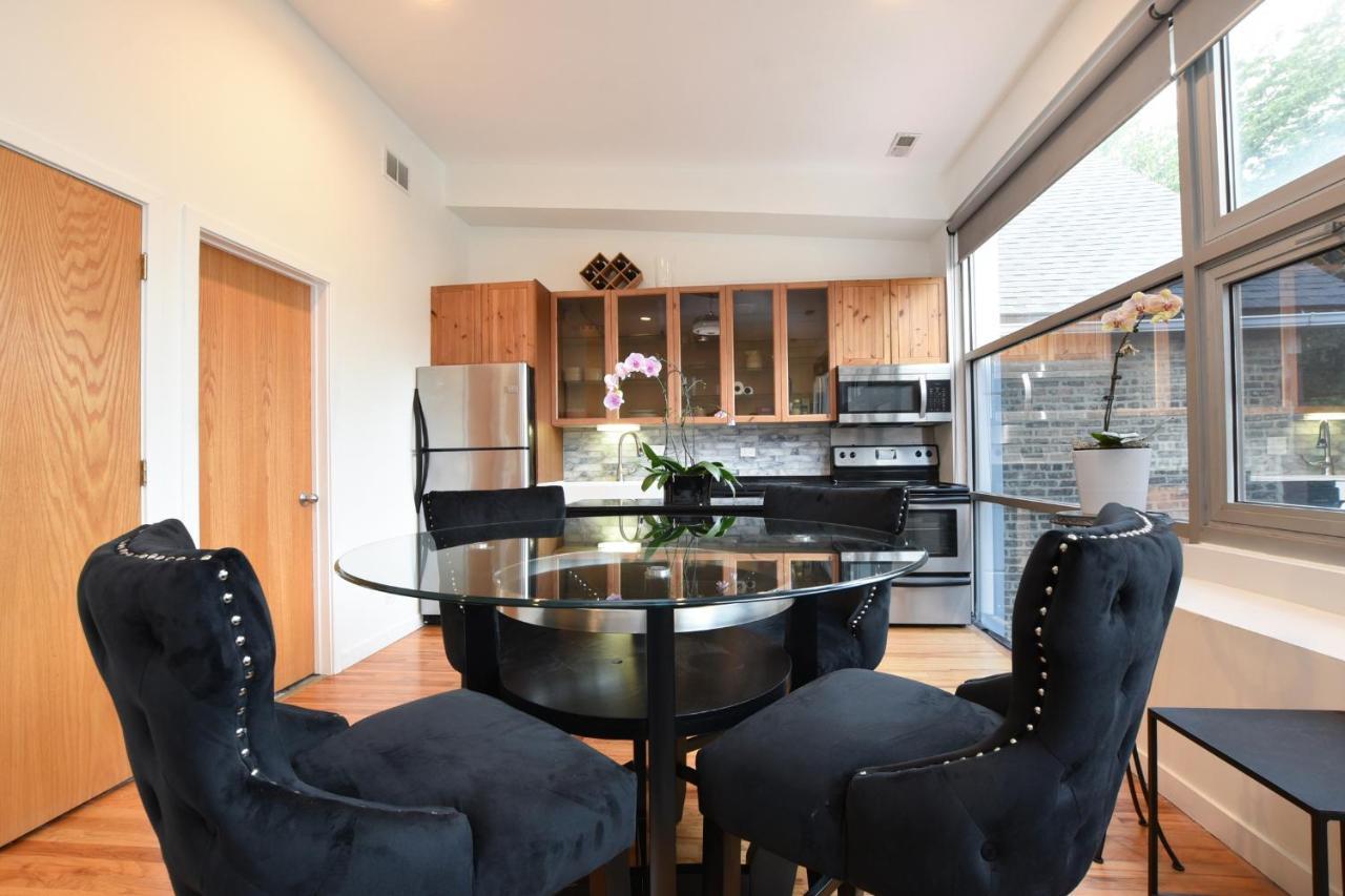 Cozy, Bright And A Great Location! * Chicago