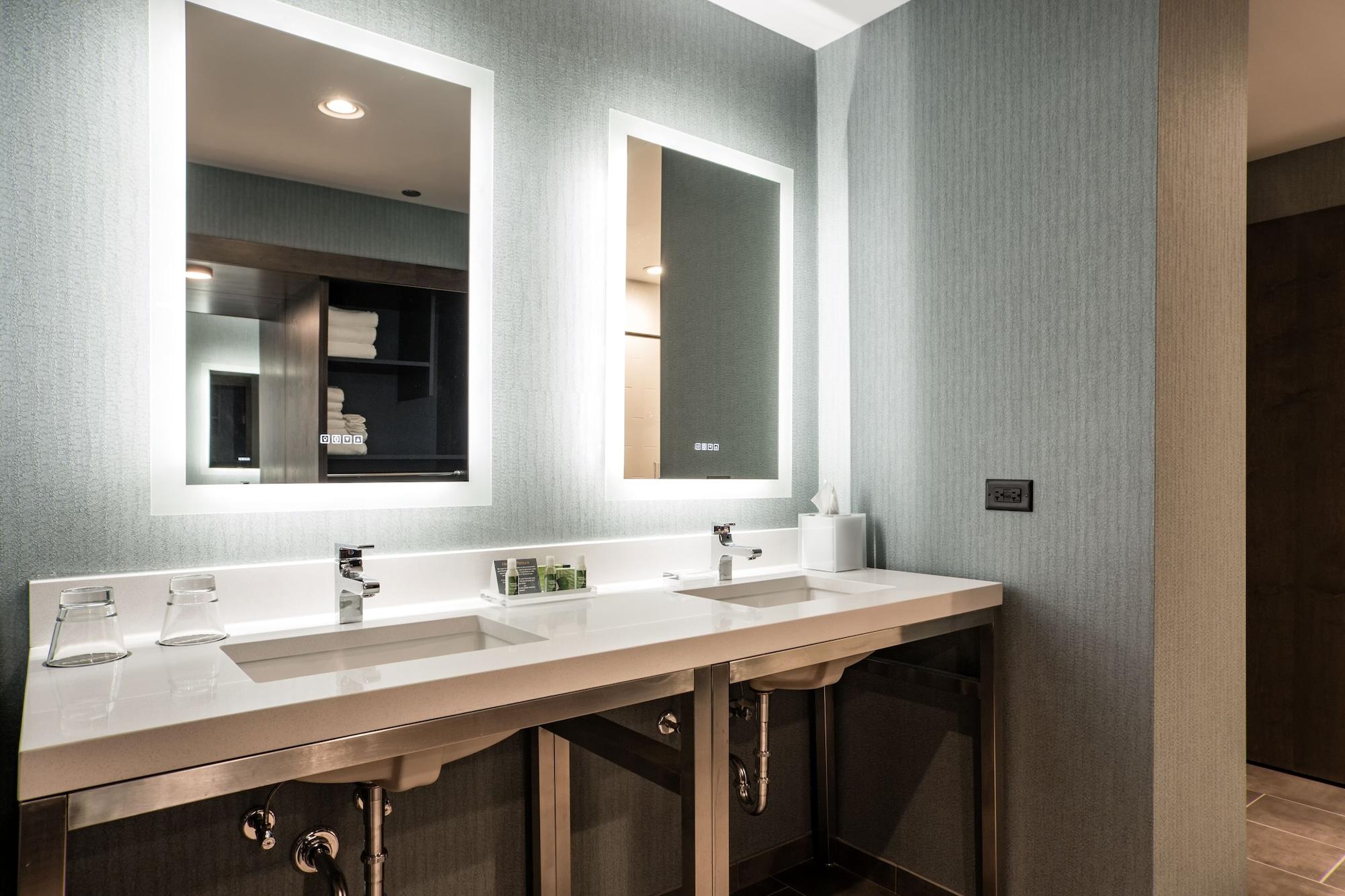 Cambria Loop - Theatre District 4* Chicago
