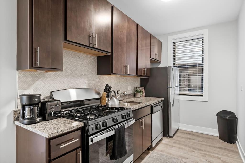 1-bedroom Chic With Laundry - Brompton 55-57 Rep *