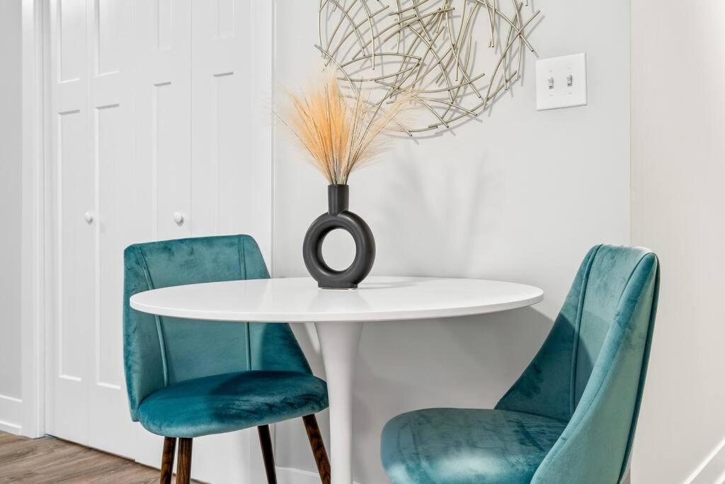 1-bedroom Chic With Laundry - Brompton 55-57 Rep Apartment Chicago