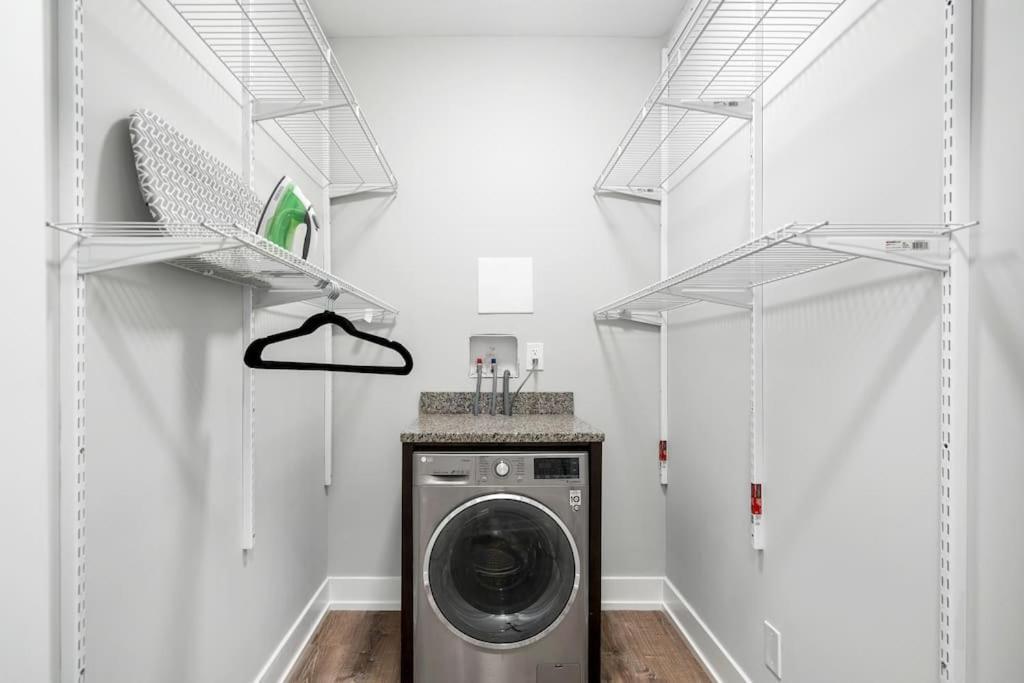 Apartment Chic & Fully Furnished Studio Apt With Laundry - Brompton 61-66 Rep