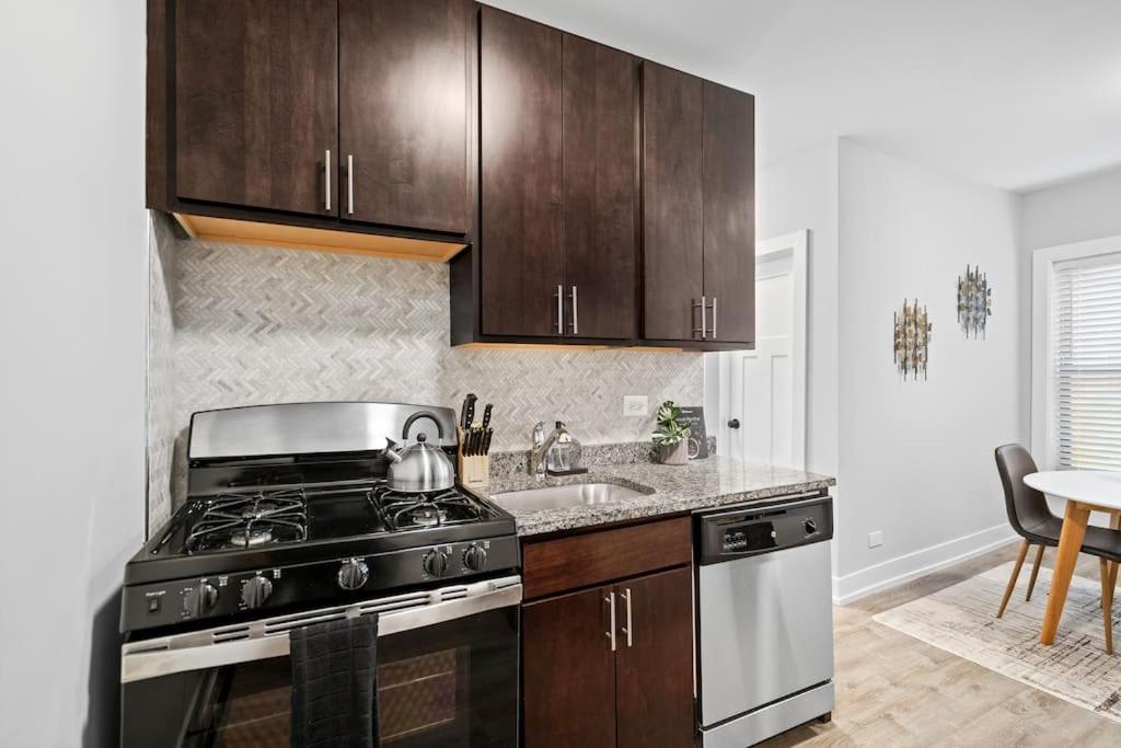 Chic & Fully Furnished Studio Apt With Laundry - Brompton 61-66 Rep Chicago