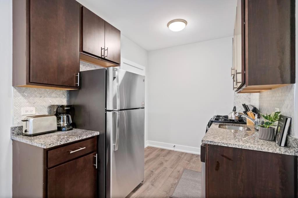 Chic & Fully Furnished Studio Apt With Laundry - Brompton 61-66 Rep Apartment *
