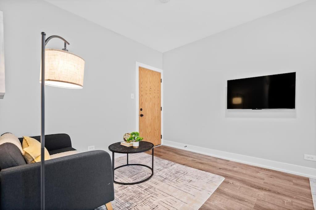 Chic & Fully Furnished Studio Apt With Laundry - Brompton 61-66 Rep Apartment