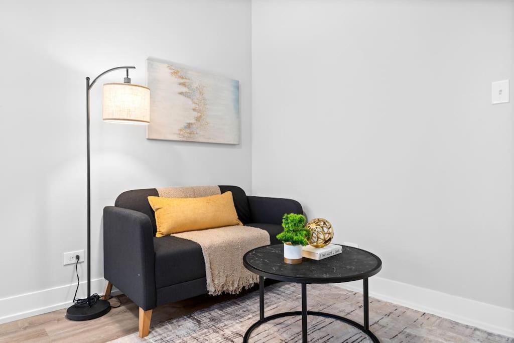 Chic & Fully Furnished Studio Apt With Laundry - Brompton 61-66 Rep