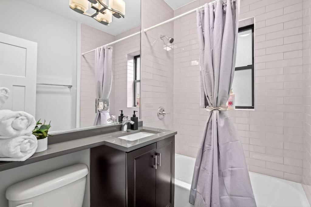 Chic & Fully Furnished Studio Apt With Laundry - Brompton 61-66 Rep Apartment Chicago