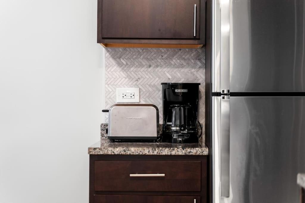 Apartment Chic & Fully Furnished Studio Apt With Laundry - Brompton 61-66 Rep *