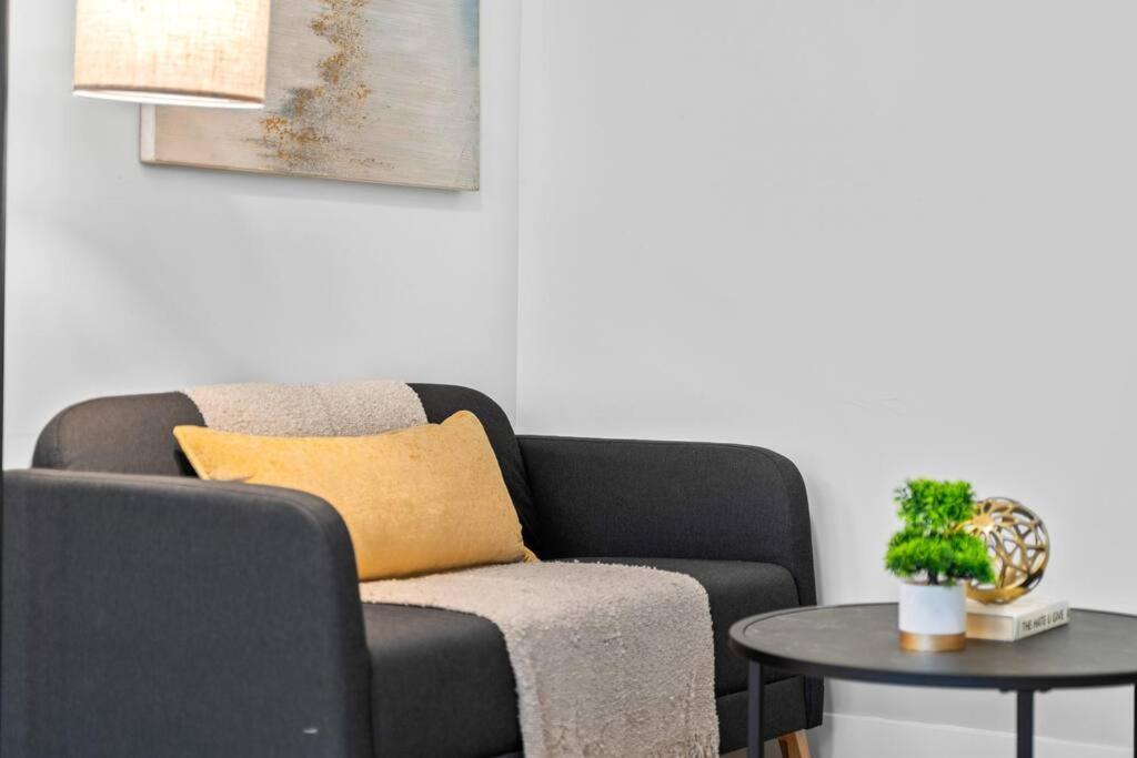 Chic & Fully Furnished Studio Apt With Laundry - Brompton 61-66 Rep *