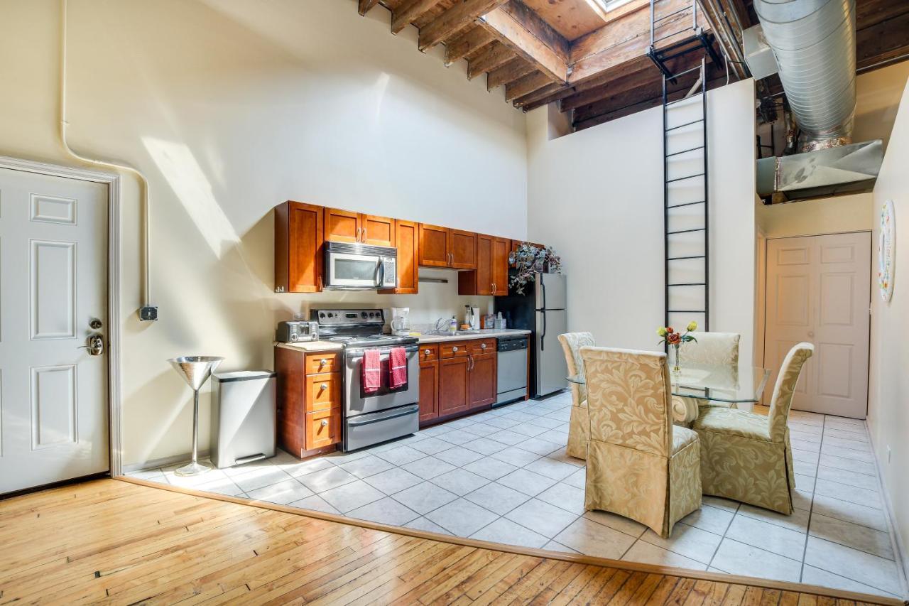 Loft Walk To Soldier Field! Apartment