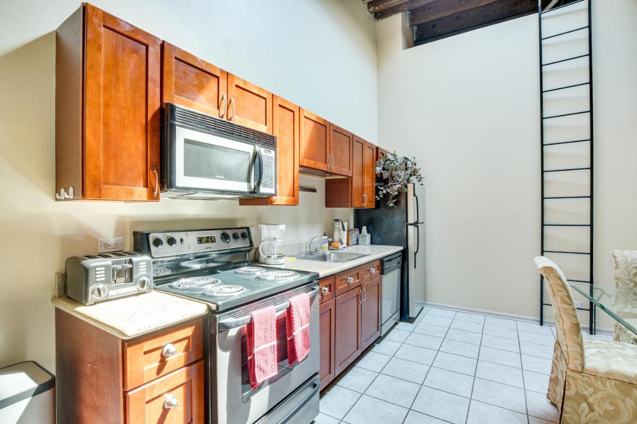 Loft Walk To Soldier Field! Apartment