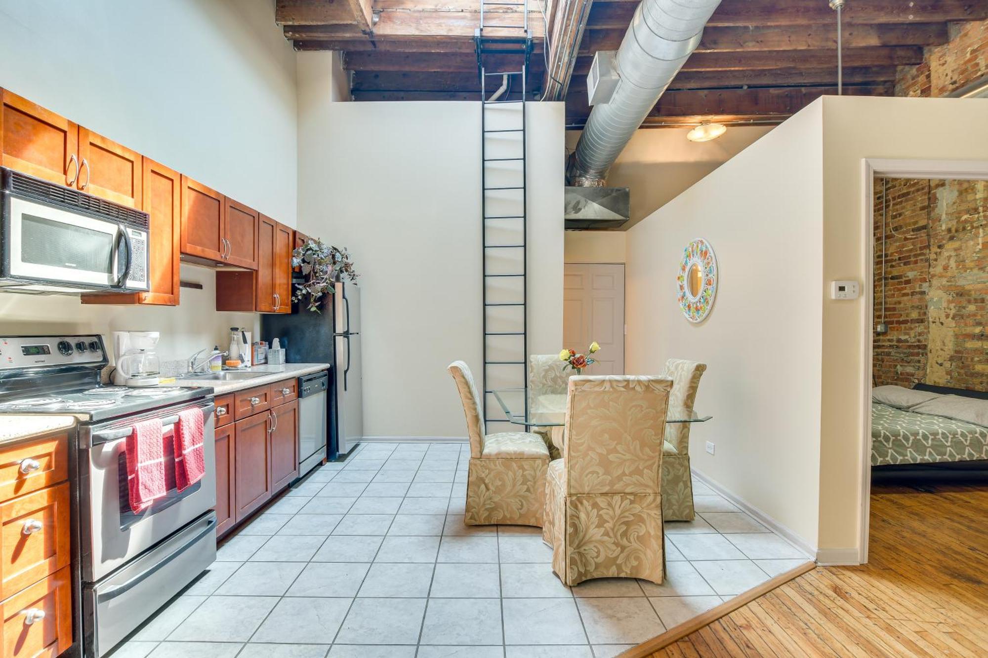 Loft Walk To Soldier Field! Apartment *