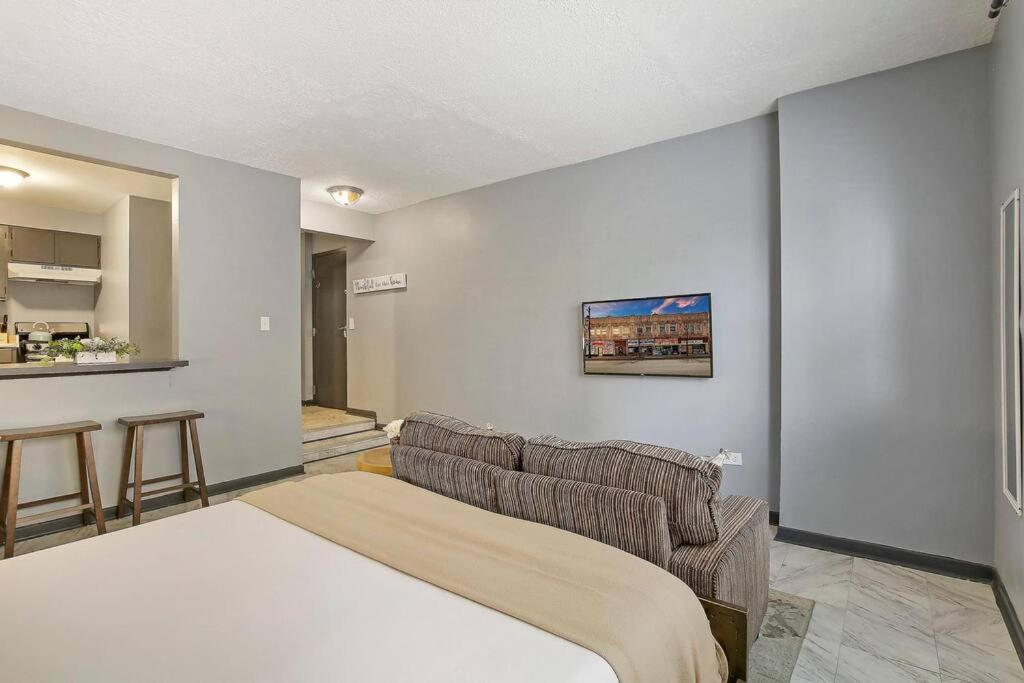 Explore Northside From Modern Apartment Chicago