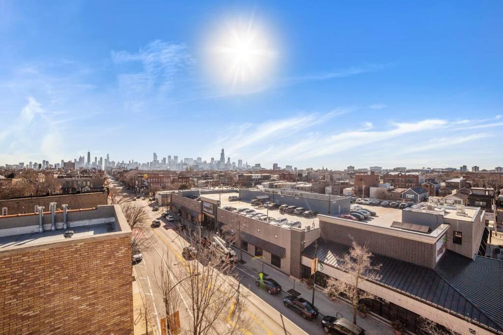 Large 4-bedroom Upscale W Rooftop Chicago