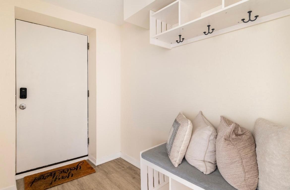 Cozy 2 Brm Mins Away From United Center Apartment