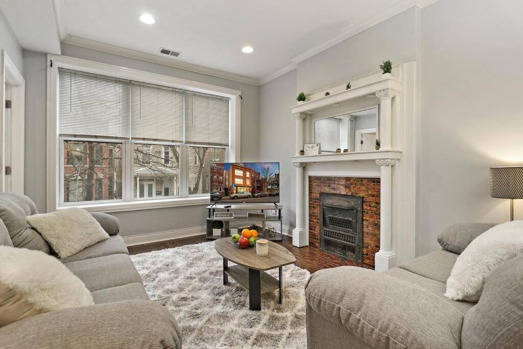 Apartment Live The Dream In Wrigleyville's 3br Gem Chicago