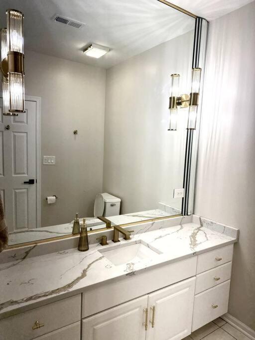 New! Spacious Art Deco Modern 5 Bd/3ba